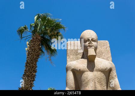 Skulptur aus dem Reich der Mitte, restauriert im Namen von Ramses II., ausgestellt im historischen Freilichtmuseum von Memphis, der alten ägyptischen Hauptstadt Stockfoto