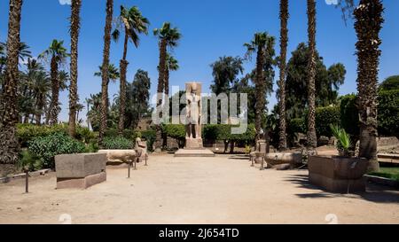 Skulptur aus dem Reich der Mitte, restauriert im Namen von Ramses II., ausgestellt im historischen Freilichtmuseum von Memphis, der alten ägyptischen Hauptstadt Stockfoto