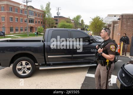 Ein Dodge RAM Truck, der Amber Heard trägt, kommt für den 10. Tag ihres Verleumdungsverfahrens gegen Johnny Depp im Fairfax County Courthouse in Fairfax, VI. An Stockfoto