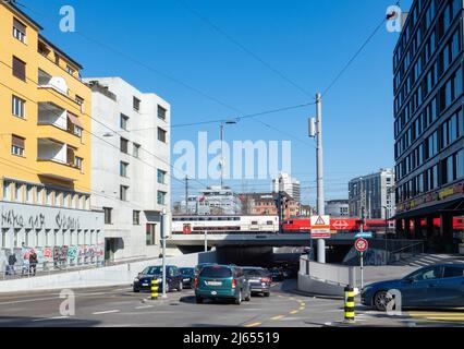 Zürich, Schweiz - März 5. 2022: Verkehrssituation in der Langstrasse. Stockfoto