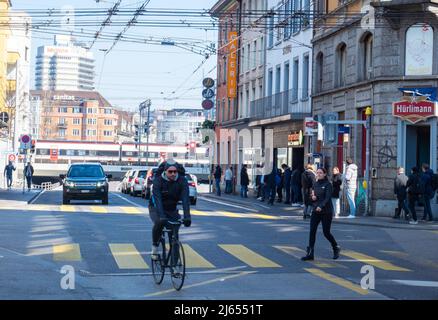 Zürich, Schweiz - März 5. 2022: Verkehrssituation in der Langstrasse. Stockfoto