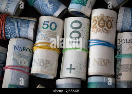 Banknoten zusammengerollt. Verschiedene Stückelungen der polnischen Landeswährung. Stockfoto