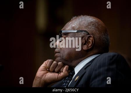 James Clyburn (Demokrat von South Carolina), Mehrheitsgewichter des US-Repräsentantenhauses, stellte Julianna Michelle Childs während einer Anhörung im Senatsausschuss für die Justiz vor, dass sie am Mittwoch im Dirksen Senate Office Building in Washington, DC, USA, zur US-Bundesrichterin für den District of Columbia Circuit ernannt wurde. 27. April 2022. Foto von Rod Lampey/CNP/ABACAPRESS.COM Stockfoto