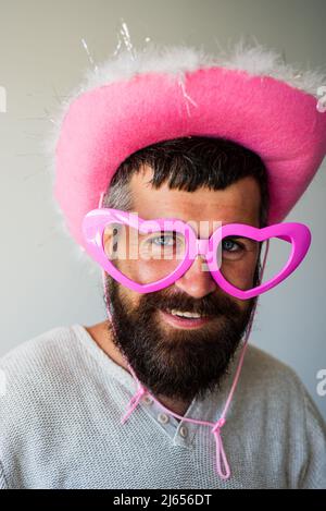 Lustiges Männergesicht. Junger Mann, der ein lustiges Gesicht macht. Stockfoto