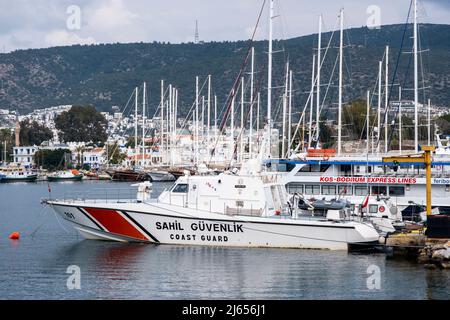 Türkische Sicherheitskräfte Küstenwache auf 04.27.2022 Mugla-Türkei. In türkischer Sprache Sahil Guvenlik. Küstenwache Cutter Boot Nr. 101 in Bodrum festgemacht Stockfoto