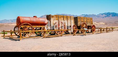 Death Valley, CA, USA - 15. April 2021 EIN 20 Mule Team Borax Waggonzug im historischen Harmony Borax Werksgelände im Death Valley National Park, Californi Stockfoto