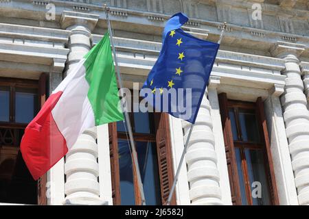 Italienische und europäische Flaggen wehen während des internationalen Treffens der Staats- und Regierungschefs im Wind Stockfoto