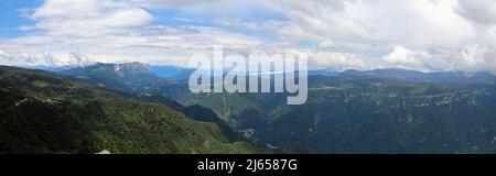 Schönes Alpenpanorama von einem erhöhten Aussichtspunkt und Bergen an der Grenze zwischen Italien und Österreich Stockfoto