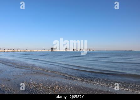 Damm der stadt sottomarina in Norditalien und das Holzgebäude mit Netzen, die in italienischer Sprache Trabucchi genannt werden Stockfoto