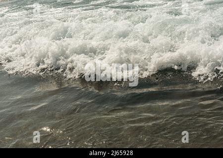 Schwarz und weiß von schaumigem Meerwasser mit Welle Stockfoto