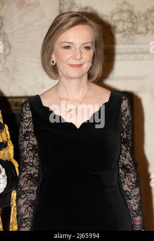 27. April 2022, London, Großbritannien. Foto von Ray Tang die Abgeordnete von RT Hon Elizabeth Truss, die Staatssekretärin für auswärtige Angelegenheiten, Commonwealth- und Entwicklungsangelegenheiten, posiert beim jährlichen City of London Osterbankett im Mansion House für Fotos. Stockfoto