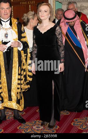 27. April 2022, London, Großbritannien. Foto von Ray Tang die Abgeordnete von RT Hon Elizabeth Truss, die Staatssekretärin für auswärtige Angelegenheiten, Commonwealth- und Entwicklungsangelegenheiten, posiert beim jährlichen City of London Osterbankett im Mansion House für Fotos. Stockfoto