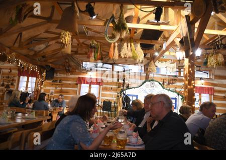 Prag /Praha/Tschechische Republik./ 27. APRIL 2022/ traditionelle tschechische Küche, Lieder und Musik mit traditionellem Essen und Tanz im Folklore-Garten in Prag Tschechische Republik. .(Foto von Francis Dean/Dean Picturs) Stockfoto