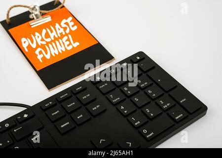 Handschrift Text Kaufen Trichter. Geschäftsidee Verbrauchermodell, das Customer Journey Computer Tastatur und Symbol veranschaulicht.Informationsmedium für Stockfoto