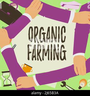 Schild mit ökologischer Landwirtschaft. Geschäftsansatz ein integriertes Farmsystem, das Nachhaltigkeit anstrebt vier Hände Zeichnung Holding Arm Stockfoto