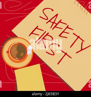 Textunterschrift mit der Darstellung von Sicherheit zuerst. Konzept Bedeutung Vermeiden Sie unnötige Risiken sicher leben Vorsicht walten lassen Kaffeebecher auf dem Schreibtisch sitzen mit Stockfoto