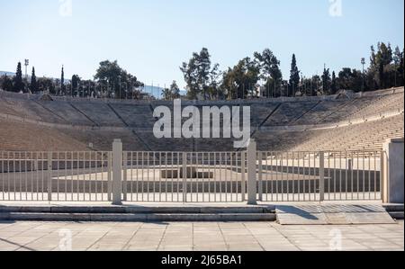 Das Panathenaic Stadium, Kallimarmarmaro, Athen, Attika, Griechenland. Vorderansicht der Sportarena aus antikem Marmor. Sonniger Tag, blauer Himmel Stockfoto