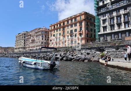 Napoli - Scorcio del molo in der Via Nazario Sauro dalla barca Stockfoto