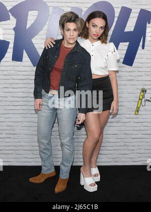 (L-R) Cameron Esposito und Addie Weyrich bei der Premiere von The Hulu