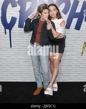 (L-R) Cameron Esposito und Addie Weyrich bei der Premiere von The Hulu