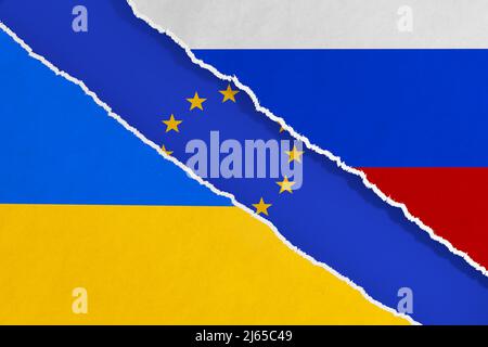 Ukraine, Europäische Union und Russland Flaggen auf zerrissenem Papier extreme Nahaufnahme. 3D Rendering Stockfoto