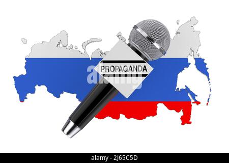Russisches Propagandakonzept. Modernes Mikrofon mit Propagandazeichen vor der russischen Karte auf weißem Hintergrund. 3D Rendering Stockfoto