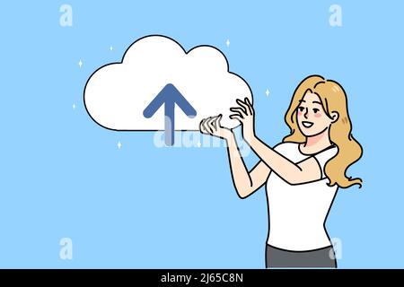 Lächelnde Frau halten Wolke mit Pfeil nach oben senden Dateien online. Glückliche Frauen nutzen Webspeicherdienste zum Speichern und Übertragen von Dateien und Daten. Hochladen und Herunterladen von Informationen. Vektorgrafik. Stock Vektor
