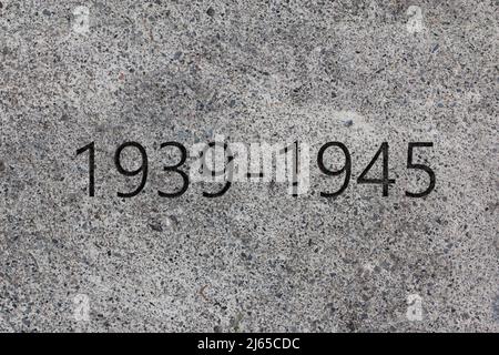 Denkmal für den Zweiten Weltkrieg. 1939 - 1945 Schild in einen Stein geschnitzt extreme Nahaufnahme. 3D Rendering Stockfoto