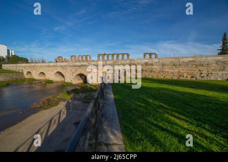 Römische Brücke über den Fluss Albarregas vom Kanal aus gesehen. Aquädukt von Merida Los Milagros unten, Extremadura, Spanien Stockfoto