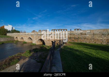 Römische Brücke über den Fluss Albarregas vom Kanal aus gesehen. Aquädukt von Merida Los Milagros unten, Extremadura, Spanien Stockfoto