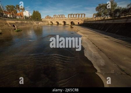 Römische Brücke über den Fluss Albarregas vom Kanal aus gesehen. Aquädukt von Merida Los Milagros unten, Extremadura, Spanien Stockfoto