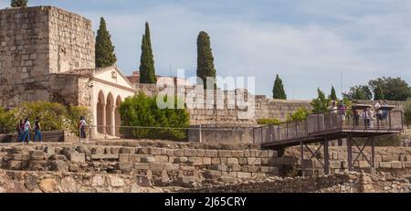 Merida, Spanien - 9.. Oktober 2021: Alcazaba von Merida Aussichtsplattform voller Besucher. Extremadura, Spanien Stockfoto