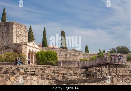 Merida, Spanien - 9.. Oktober 2021: Alcazaba von Merida Aussichtsplattform voller Besucher. Extremadura, Spanien Stockfoto