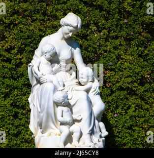 Prächtige Gipsstatue einer Frau auf grünem Hintergrund. Symbol für Depression und Traurigkeit. Forest Lawn Cemetery, Glendale, Los Angeles, USA Stockfoto