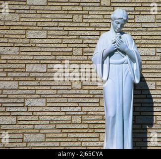 Prächtige Gipsstatue einer Frau an einer Ziegelwand. Symbol für Depression und Traurigkeit. Forest Lawn Cemetery, Glendale, Los Angeles, USA Stockfoto