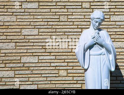 Prächtige Gipsstatue einer Frau an einer Ziegelwand. Symbol für Depression und Traurigkeit. Forest Lawn Cemetery, Glendale, Los Angeles, USA Stockfoto