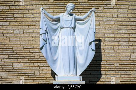 Prächtige Gipsstatue einer Frau an einer Ziegelwand. Symbol für Depression und Traurigkeit. Forest Lawn Cemetery, Glendale, Los Angeles, USA Stockfoto