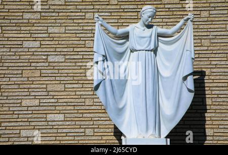 Prächtige Gipsstatue einer Frau an einer Ziegelwand. Symbol für Depression und Traurigkeit. Forest Lawn Cemetery, Glendale, Los Angeles, USA Stockfoto