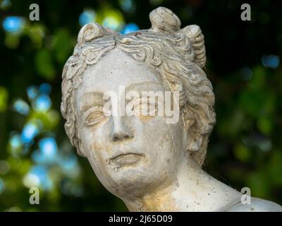 Prächtige Gipsstatue einer Frau auf grünem Hintergrund. Symbol für Depression und Traurigkeit. Forest Lawn Cemetery, Glendale, Los Angeles, USA Stockfoto