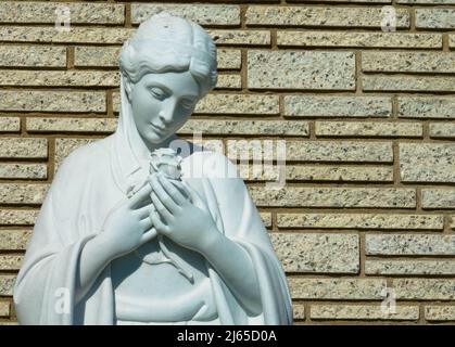 Prächtige Gipsstatue einer Frau an einer Ziegelwand. Symbol für Depression und Traurigkeit. Forest Lawn Cemetery, Glendale, Los Angeles, USA Stockfoto