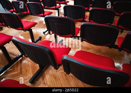 Interieur eines Klassenzimmers mit roten Stühlen. Stockfoto