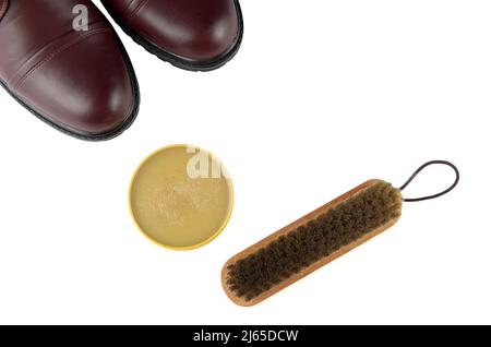 Nahaufnahme von Schuh- und Schuhpflegezubehör: Wachs und Pinsel Stockfoto