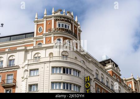 Madrid, Spanien - 10. Oktober 2021: Hotel Emperador in der Gran Via Avenue. Stockfoto