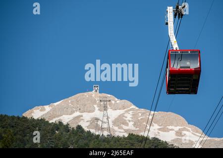 Tahtalı Dağı, auch bekannt als Olympos, ist ein Berg in der Nähe von Kemer, einem Badeort an der türkischen Riviera in der Provinz Antalya, Türkei. Stockfoto