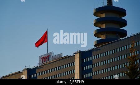 Ankara, TÜRKEI - 11. April 2022: Türkische Radio- und Fernsehgesellschaft, Generaldirektion Ankara. TRT Ankara-Büro. Türkisches Staatsfernsehen und Stockfoto