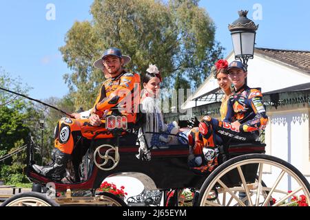 Moto2™-Weltmeister Remy Gardner und Moto3™-Champion Pedro Acosta besuchen das Weingut González Byass und werden zu Pferden, um vor dem Großen Preis von Red Bull in Jerez, Cadiz, Spanien, am 27. April einen andalusischen Wagen zu ziehen. 2022 El actual campeón del mundo de Moto2™ Remy Gardner y el de Moto3™ Pedro Acosta visitan la Bodega González Byass y se convierten en caballos para tirar de un carro andaluz antes del Gran Premio Red Bull de España en Jerez, Cadiz, España 27 de Abril de 2022 POOL/ MotoGP.com/Cordon die Pressebilder sind nur für redaktionelle Zwecke bestimmt. Obligatorischer Kredit: © motogp.com Cordon Pres Stockfoto