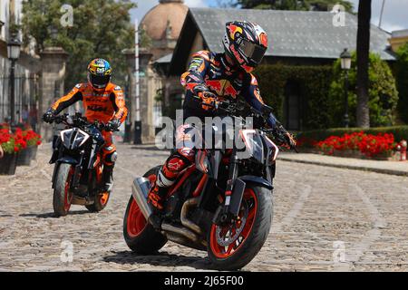 Moto2™-Weltmeister Remy Gardner und Moto3™-Champion Pedro Acosta besuchen das Weingut González Byass und werden zu Pferden, um vor dem Großen Preis von Red Bull in Jerez, Cadiz, Spanien, am 27. April einen andalusischen Wagen zu ziehen. 2022 El actual campeón del mundo de Moto2™ Remy Gardner y el de Moto3™ Pedro Acosta visitan la Bodega González Byass y se convierten en caballos para tirar de un carro andaluz antes del Gran Premio Red Bull de España en Jerez, Cadiz, España 27 de Abril de 2022 POOL/ MotoGP.com/Cordon die Pressebilder sind nur für redaktionelle Zwecke bestimmt. Obligatorischer Kredit: © motogp.com Cordon Pres Stockfoto