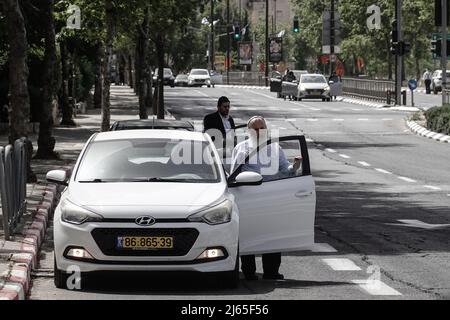 Jerusalem, Israel. 28. April 2022. Die Israelis verneigen sich feierlich und betrachten die sechs Millionen jüdischen Opfer des Holocaust, während das Leben in den Straßen Jerusalems und im ganzen Land pausiert. Eine zweiminütige Sirene durchbohrte das Schweigen zum Gedenktag der Holocaust-Märtyrer und Helden, Yom HaShoah. Kredit: Nir Alon/Alamy Live Nachrichten Stockfoto