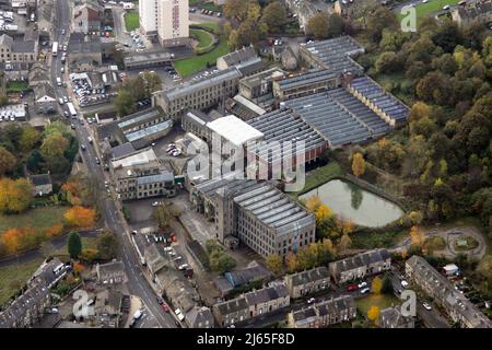 Luftaufnahme der Sunny Bank Mills in Farsley, Leeds, West Yorkshire. Die BBC-Fernsehsendung „The Great British Sewing Bee“. Stockfoto