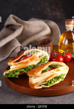 Gefülltes Pita Brot Mittagessen gesunde Lebensmittel Stockfoto